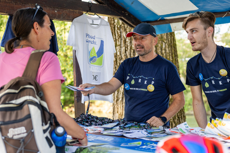 Pot ob reki, ki povezuje (2)